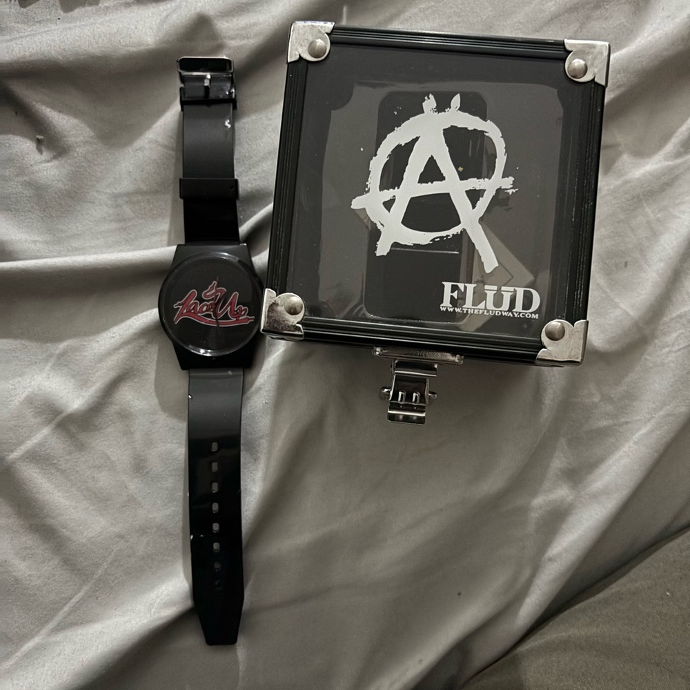 Vintage MGK laceup machine gun Kelly
Fluids watch
